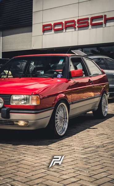 Volkswagen 1993 Red Gol Gti Front Porsche Building — Zdjęcie stockowe