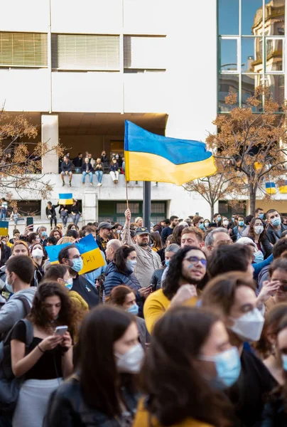 Man Holding Ukrainian Flag Middle Crowd Rally Ukrainian War — Stockfoto