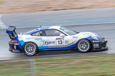 Islak pistte yarış arabası, yağmurlu bir günde. Porsche 911 Kupa 2018