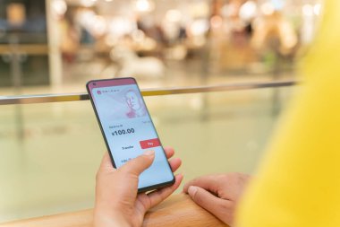 Chongqing, Çin-8 Mayıs 2022: Çinli müşteri dijital para birimini kullanarak, alışveriş merkezinde alışveriş yaparken cep telefonunda dijital yuan.