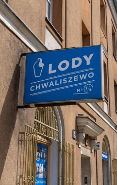 Chwaliszewo caddesindeki eski bir binada Lody Chwaliszewo dondurma büfesi.
