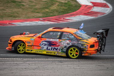 Navarra pistinde turuncu Bmw E36 drift