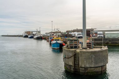 Küçük balıkçı kasabası Amble, Northumberland, İngiltere 'nin limanında tekneler.