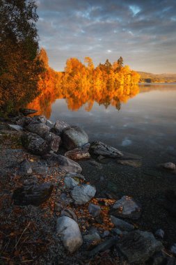 Günbatımında Norveç, Trondheim yakınlarında Jonsvatnet Gölü güzel ve sakin.