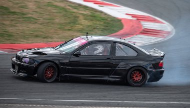 E46 yarış pistinde sürükleniyor