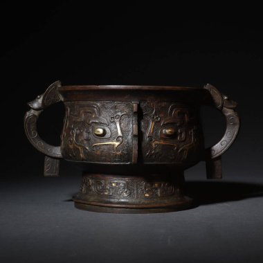 Karanlık bir arka planda izole edilmiş eski bir Çin kavanozunun yakın çekimi.