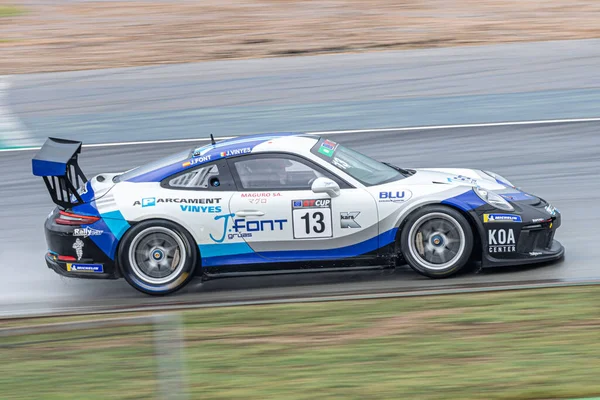 Islak pistte yarış arabası, yağmurlu bir günde. Porsche 911 Kupa 2018