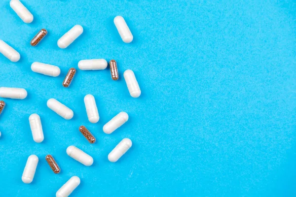 Fotokopi Alanı Ile Mavi Arkaplan Üzerinde Ilaç Tabletlerinin Üst Görünümü — Stok fotoğraf