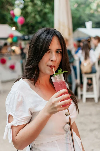 Closeup Beautiful Girl Drinking Juice Park — Foto de Stock