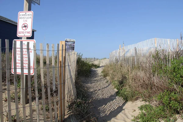 Sandy Path Signs Surrounded Fence Sunny Day — Stockfoto