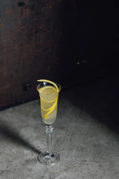 Коктейль Шампанского Лимонным Твистом Бокале Флейты Против Деревенского Бетонного Металла — стоковое фото