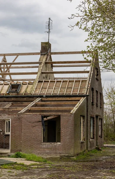荷兰一座废弃的 被洗劫的老房子 — 图库照片