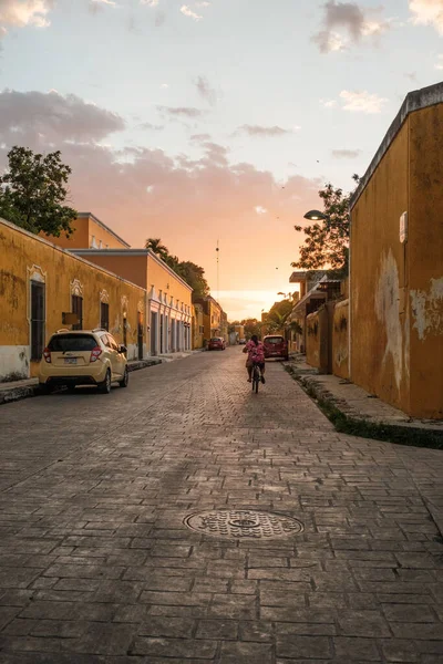 Woman Rides Bike Izamal Street Sunset Mexico Yucatan Latin Architecture — Fotografia de Stock