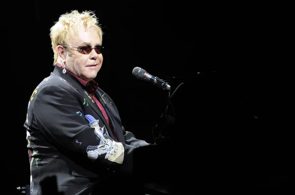 Efsanevi bir pop şarkıcısı, söz yazarı Elton John, Billy Joel ile birlikte Anaheim, Kaliforniya 'daki Honda Center' daki 