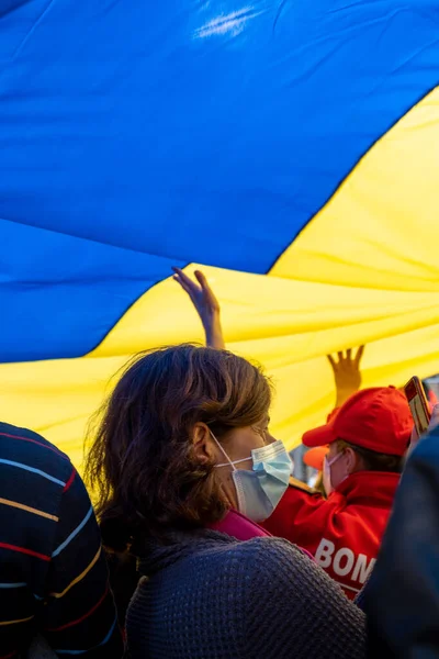 Мужчина Толпе Поднятыми Руками Пропускает Большой Украинский Флаг Митинге Против — стоковое фото