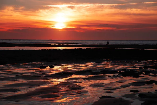 Μια Όμορφη Φωτογραφία Ενός Ουρανού Ηλιοβασιλέματος Πάνω Από Την Παραλία — Φωτογραφία Αρχείου