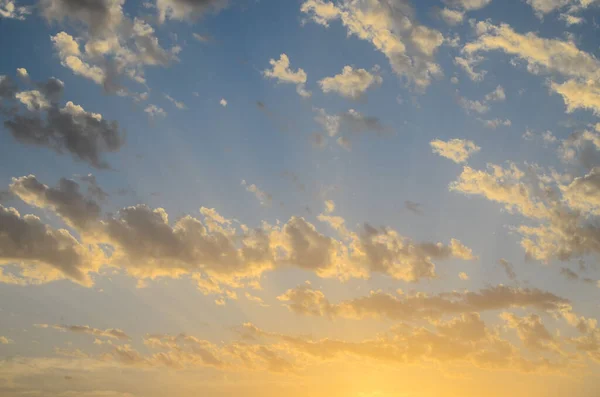 Wolkenlandschaft Bunte Wolken Bei Sonnenuntergang Der Nähe Des Ozeans — Stockfoto