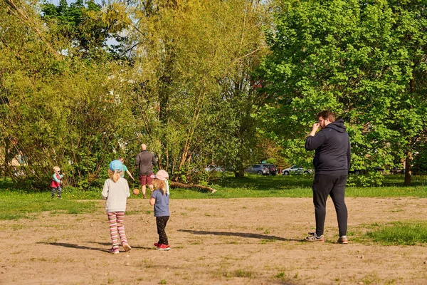 Man Som Leker Med Barn Marken Närheten Träd Rataje Park — Stockfoto