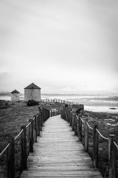 风车的灰度镜头 意大利Apulia海滩 — 图库照片