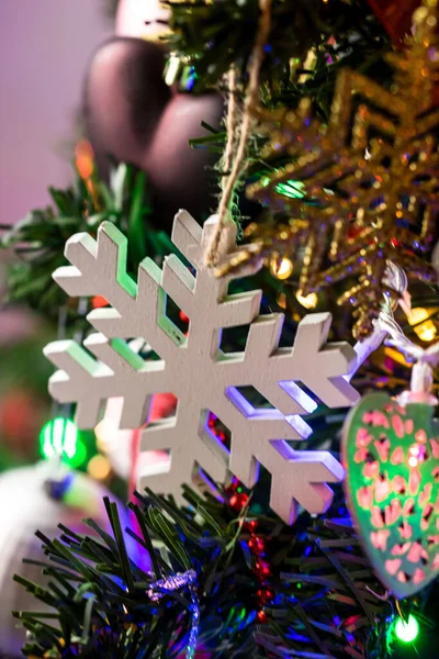 Vertical Closeup Shot Snowflake Ornament Christmas Tree — Fotografia de Stock