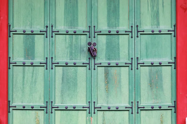 Wooden Green Door Red Border Central Old Key Lock — Foto Stock