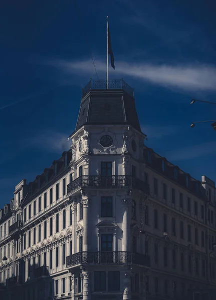 Vertical Shot Beautiful White Building Exterior Flag Top Blue Sky — Zdjęcie stockowe