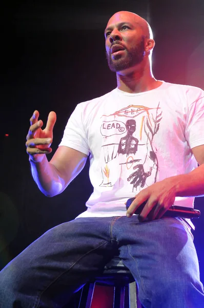 Vertical Portrait Shot Singer Rapper Common Performing Gibson Amphitheatre Universal — Stockfoto