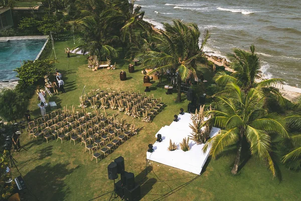 Vietnam Palmiyelerle Çevrili Sahne Sandalyelerle Düğün Töreninin Havadan Görünüşü — Stok fotoğraf