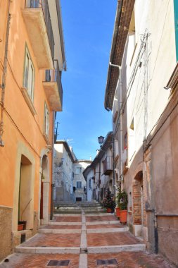 Campobasso, Molise, İtalya 'daki binalarla çevrili taş merdivenlerin dikey çekimi.