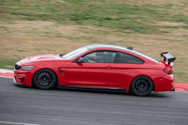 BMW F82 M4 GTS pistte yarışıyor