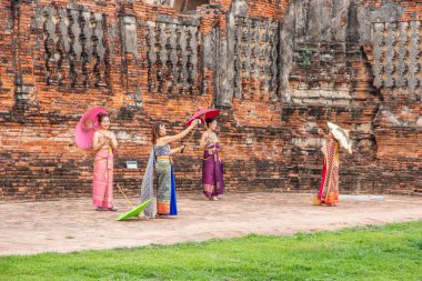 Ayutthaya Tayland ve Güneydoğu Asya 'daki Wat Chai Watthanaram tapınağında geleneksel giyinmiş Taylandlı kadınlar.