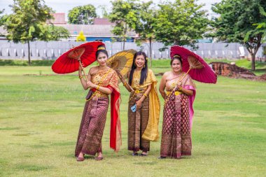 Ayutthaya Tayland ve Güneydoğu Asya 'daki Wat Chai Watthanaram tapınağında geleneksel giyinmiş Taylandlı kadınlar.