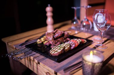 Bir tabak tavuk ve sığır barbeküsü yanında da bir bardak taze mojito.