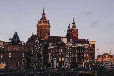 Hollanda 'nın Amsterdam kentindeki eski binaların açık hava manzarası.