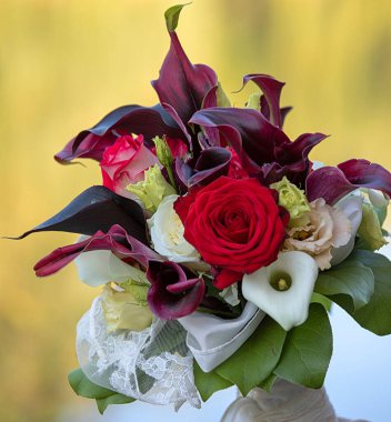 Bir düğün partisi için yakın plan doğal çiçek kompozisyonu.