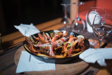 Taze Paella tabağı masada.