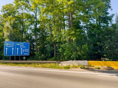 Belçika 'nın kırsal kesiminde araba penceresi manzarası