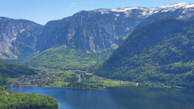 Hallstatt Gölü kıyısındaki Hallstatt köyü Avusturya 'nın dağlık Salzkammergut bölgesinde.