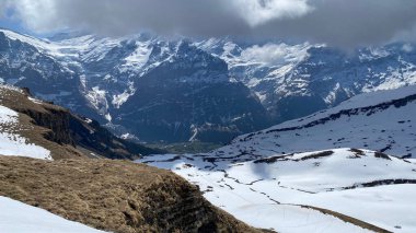 İsviçre 'de kar kaplı güzel dağların büyüleyici manzarası