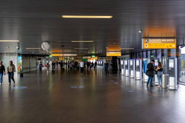 Amsterdam Schiphol Havaalanı 'nın varış salonunun içi.