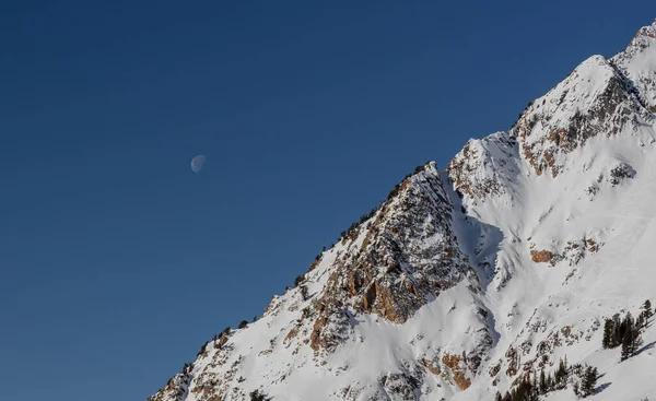 Beautiful View Moon Setting Wasatch Mountains Sunny Day Utah United — Stok fotoğraf