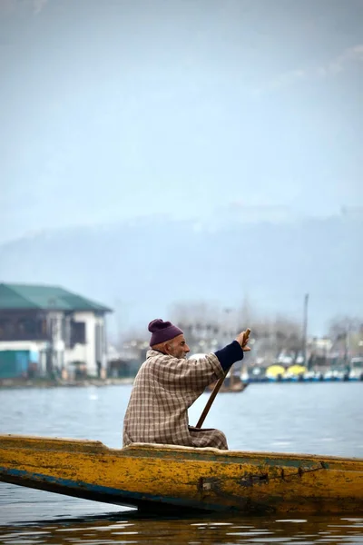 Ett Porträtt Kashmiri Shikara Båt Sjöman Indisk Man Dal Lake — Stockfoto