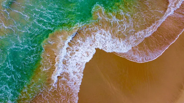 砂のぬれたビーチで静かな泡波の空中ショット — ストック写真
