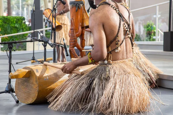 Papua Yeni Gine Adası Expo2020 'deki ilk ulus dansçıları geleneksel kıyafetleri ve parlak renkleri ile dans ediyorlar.