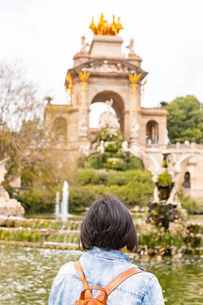 Latin Woman Vacation Her Back Visiting Parque Ciudadela Barcelona Spain — Stockfoto