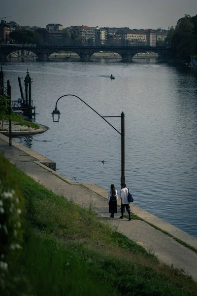 Vertical Shot Two People Walking Park River Street Lantern — Stockfoto
