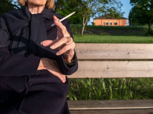 Adult Mature Woman Smoking Her Legs Crossed Sitting Park Bench — Stock Photo, Image