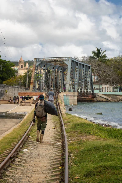 Vertical Shot Some Men Walking Railway Track Matanzas Cuba — Stockfoto