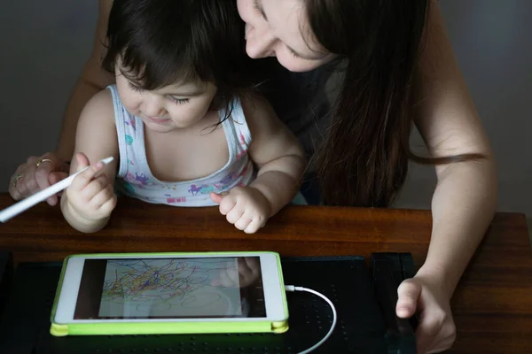 Una Donna Vicino Con Sua Figlia Che Crea Disegno Digitale — Foto Stock