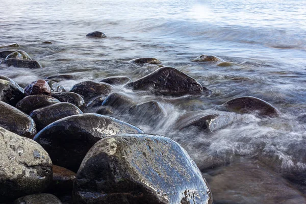 公園の岩や石を流れる川の閉鎖ダルース — ストック写真